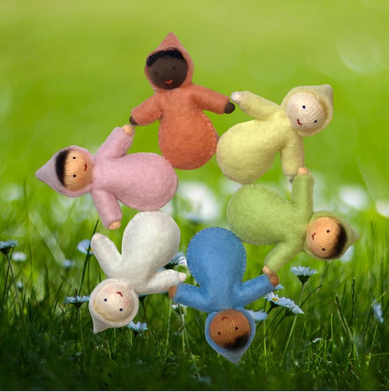 Muñeca pequeña para casa de muñecas, 4 tonos de piel, estilo Waldorf, tamaño bolsillo, hecha a mano en fieltro de lana, estilo Steiner europeo [Saco de dormir se vende por separado] imagen 2