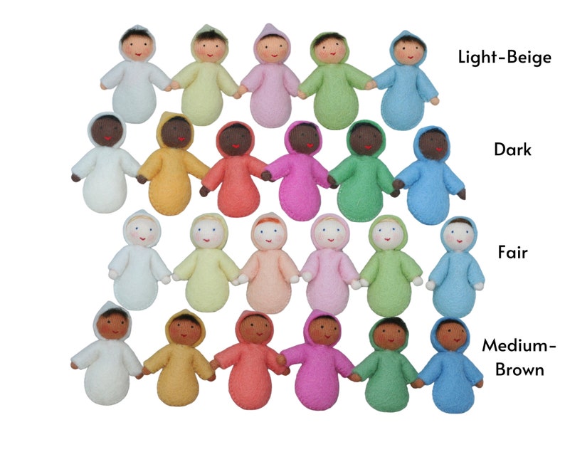 Puede incluir: Un conjunto de 18 mu&ntilde;ecas de fieltro en varios tonos de piel, cada una con un atuendo con capucha de un color diferente. Las mu&ntilde;ecas est&aacute;n dispuestas en c&iacute;rculo, con los colores de sus atuendos formando un arco&iacute;ris. Las mu&ntilde;ecas est&aacute;n hechas de fieltro suave y natural y son perfectas para juegos imaginativos.