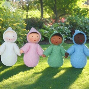 Muñeca pequeña para casa de muñecas, 4 tonos de piel, estilo Waldorf, tamaño bolsillo, hecha a mano en fieltro de lana, estilo Steiner europeo [Saco de dormir se vende por separado] imagen 4