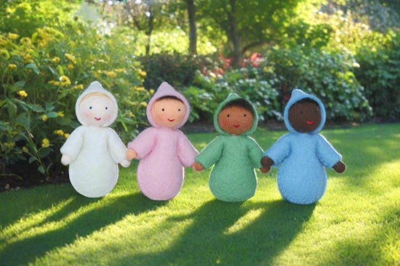 Muñeca pequeña para casa de muñecas, 4 tonos de piel, estilo Waldorf, tamaño bolsillo, hecha a mano en fieltro de lana, estilo Steiner europeo [Saco de dormir se vende por separado] imagen 4