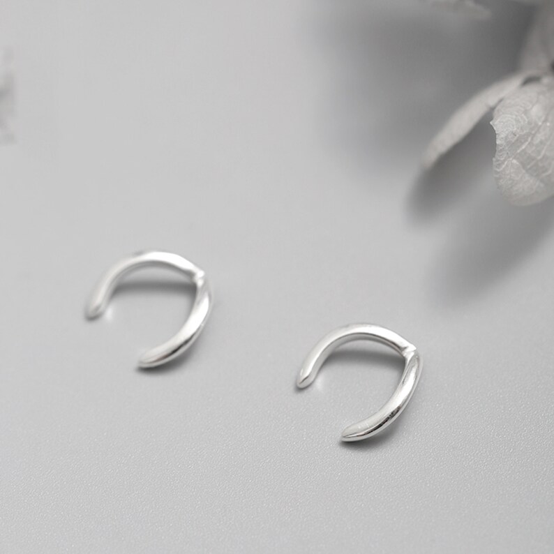 V Ear Clip No Piercing Hoop Earrings Minimalism Earrings. Cartilage Ear Cuff Dainty Cartilage Hoop Cartilage Earrings Tragus Earrings
