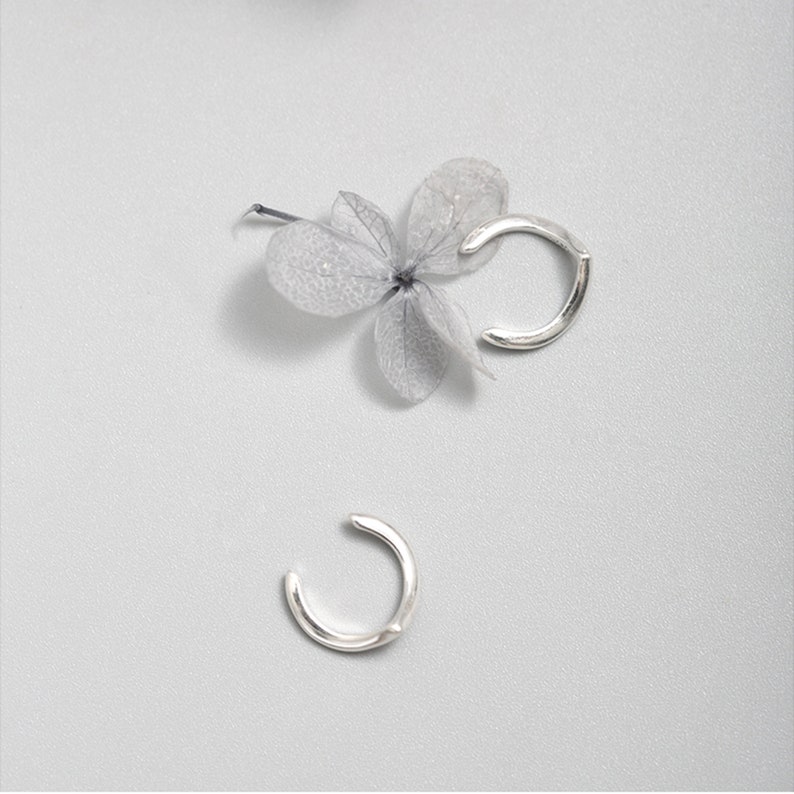 V Ear Clip No Piercing Hoop Earrings Minimalism Earrings. Cartilage Ear Cuff Dainty Cartilage Hoop Cartilage Earrings Tragus Earrings
