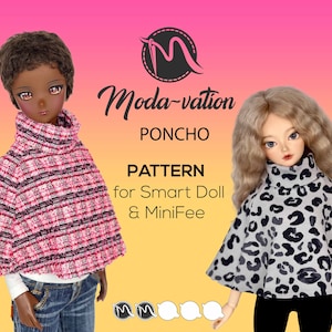 Op de afbeelding: Een patroon voor een poppenponcho, met twee poppen die verschillende versies van de poncho dragen. De pop links draagt een roze en zwarte geruite poncho, en de pop rechts draagt een grijze en zwarte luipaardprint poncho. De tekst op de afbeelding luidt "Moda-vation PONCHO PATTERN for Smart Doll & MiniFee".