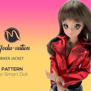 Peut inclure: Un patron de veste de motard rouge pour une poupée Smart Doll. Le patron est présenté sur une poupée aux longs cheveux bruns portant la veste. La poupée porte une jupe noire et un collier en or avec un pendentif en forme de cœur.