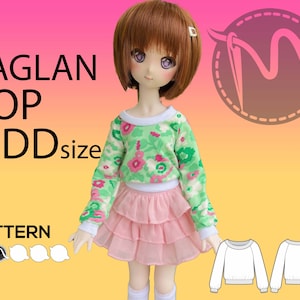 Peut inclure: Patron de couture pour un haut raglan à imprimé floral vert et blanc pour poupée. Le patron comprend une vue de face et de dos du haut. Le texte "RAGLAN TOP MDDsize PATTERN" est visible sur l'image.