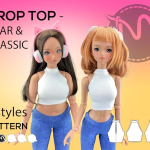 以下が含まれることがあります： 異なるネックラインの白いクロップトップを着た2体のドール。ドールは青いジーンズを履いています。画像には「Crop Top - Pear & Classic」と「2 styles pattern」のテキストが含まれています。