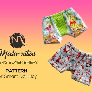 Può includere: Due paia di boxer per una bambola. Un paio è verde, bianco e blu con una stampa di Winnie the Pooh e Piglet. L'altro paio è blu con una stampa natalizia con Babbo Natale, renne, pinguini e pupazzi di neve. Il testo "Moda-vation MEN'S BOXER BRIEFS PATTERN for Smart Doll Boy" è visibile.