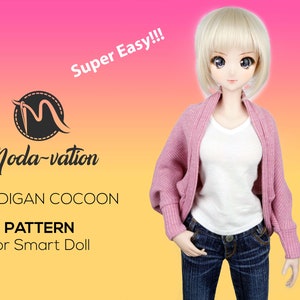Op de afbeelding: Een roze cardigan met lange mouwen en een coconvorm. De cardigan wordt gedragen door een pop met blond haar. De tekst "Super Easy!!!" is in wit op een roze achtergrond geschreven. De tekst "Moda-vation" is in zwart op een gele achtergrond geschreven. De tekst "CARDIGAN COCOON PATTERN for Smart Doll" is in zwart op een gele achtergrond geschreven.