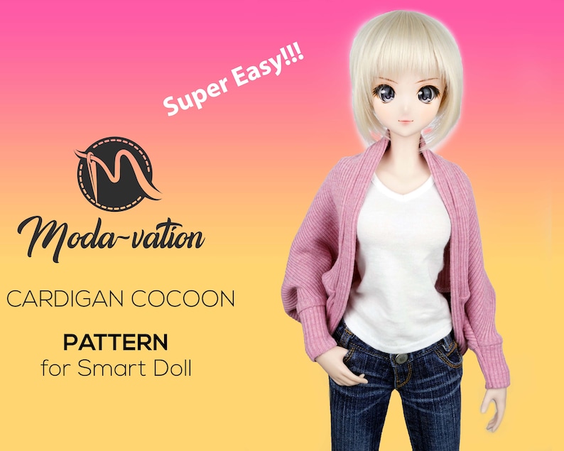 Op de afbeelding: Een roze cardigan met lange mouwen en een coconvorm. De cardigan wordt gedragen door een pop met blond haar. De tekst "Super Easy!!!" is in wit op een roze achtergrond geschreven. De tekst "Moda-vation" is in zwart op een gele achtergrond geschreven. De tekst "CARDIGAN COCOON PATTERN for Smart Doll" is in zwart op een gele achtergrond geschreven.