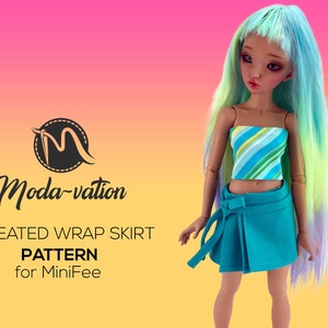 Puede incluir: Un patrón de falda de envoltura plisada de color turquesa para una muñeca MiniFee. El patrón se muestra en una muñeca que lleva una blusa a rayas azules y amarillas.