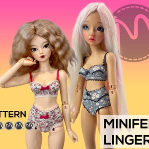 Peut inclure: Deux poupées portant des ensembles de lingerie. L'un est blanc avec un motif floral et des accents rouges, l'autre est bleu avec un motif floral. Le texte "PATTERN" et "MINIFEE LINGERIE" sont visibles.