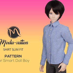 Puede incluir: Una camisa azul de corte ajustado, para una muñeca. La camisa tiene un frente abotonado y mangas largas. El texto "Moda-vation Shirt Slim Fit Pattern for Smart Doll Boy" está impreso sobre un fondo amarillo.