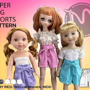 Puede incluir: Patrón de costura para pantalones cortos de bolsa de papel para muñecas. El patrón incluye instrucciones para hacer pantalones cortos con cintura de bolsa de papel. El patrón se muestra en tres muñecas, una con pantalones cortos rosas, otra con pantalones cortos azules y otra con pantalones cortos morados.