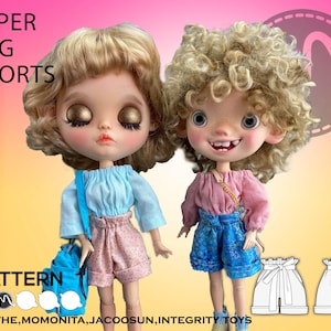 Peut inclure: Un patron de couture pour un short en papier pour poupées. Le patron est pour les poupées Blythe, Momonita, Jacoosun et Integrity Toys. Le patron comprend deux styles de shorts différents, l'un avec un volant et l'autre sans.