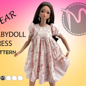 以下が含まれることがあります： 花柄のピンクのベビー人形ドレスの縫製パターン。パターン名は「PEAR BABYDOLL DRESS PATTERN」です。
