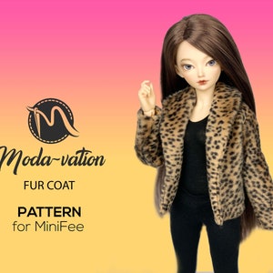 以下が含まれることがあります： ドール用の茶色と黒のヒョウ柄のファーコート。ドールは黒いシャツと黒いパンツを着用しています。テキスト「Moda-vation FUR COAT PATTERN for MiniFee」は黄色の背景にあります。