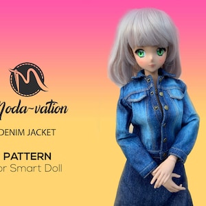 Puede incluir: Un patrón de costura para una chaqueta vaquera para muñecas Smart Dolls. El patrón está ilustrado por una muñeca que lleva la chaqueta. El patrón es de Moda-vation.