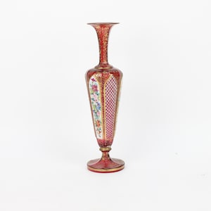 Jarrón bohemio del siglo XIX, de cristal tallado en color rojo rubí, dorado y pintado a mano.