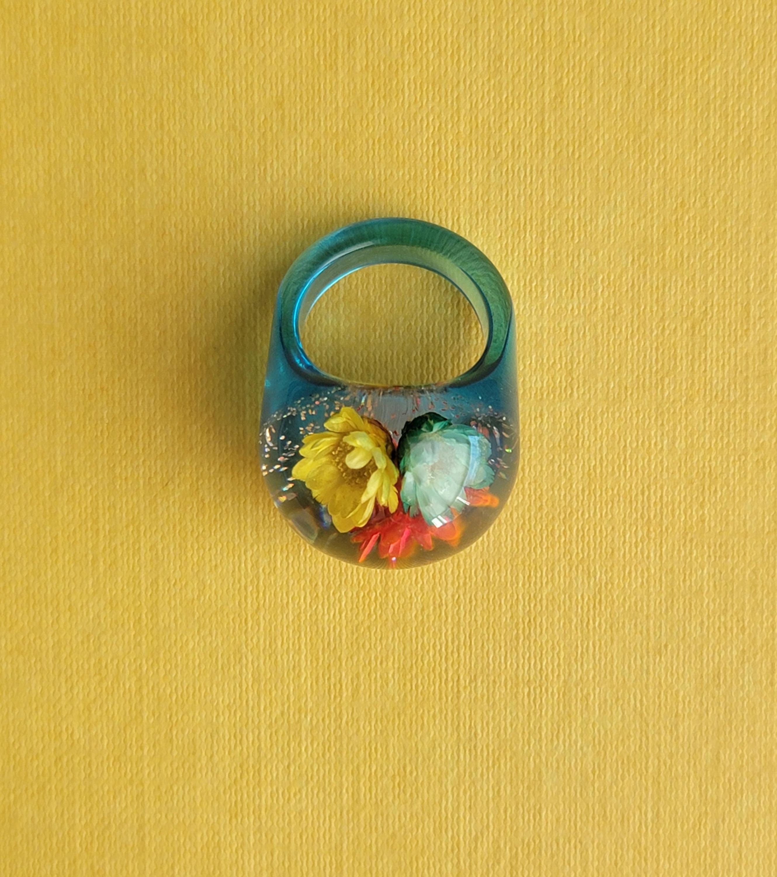 Vintage Lucite Flower Bubble Ring Dried Flowers Glitter