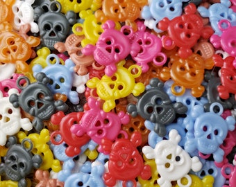 10 Vintage Plastic Skull and Crossbone Charms - Jolly Roger Pendants - Gumball Charms