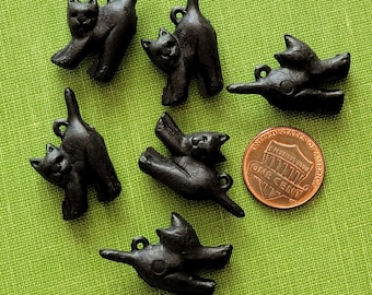 One Vintage Plastic Black Cat Wine Tag Charm (1pc) Zimmermann