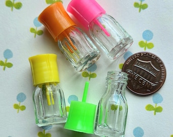 4 mini frascos de perfume vintage de vidrio con gotero de plástico y tapones de rosca. Colores surtidos. Lindo set de muestras en miniatura para aceites esenciales. Sin usar.