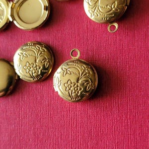 8 Tiny Brass Locket Charms (8pcs) Round Retro Lockets Floral Miniature Photo Locket Flower Pendant Jewelry Making 1/2"