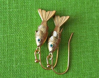 Pendientes pequeños de pez articulado retro, mini pez articulado con acabado en latón envejecido y ojos de cristal verde.