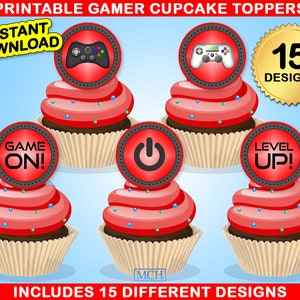 Op de afbeelding: Printbare cupcake-toppers met een gamer-thema. De toppers bevatten afbeeldingen van gamecontrollers, een aan/uit-knop en de tekst "Game On!" en "Level Up!" in rood en zwart.