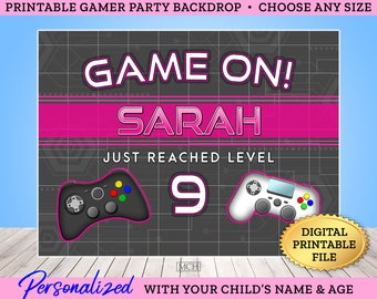Può includere: Uno sfondo per feste di gioco stampabile con sfondo nero e grigio. Lo sfondo presenta uno stendardo rosa con il testo "GAME ON!" e "SARAH" in bianco. Il testo "JUST REACHED LEVEL 9" è incluso. Lo sfondo include due immagini di controller per videogiochi, uno nero e uno bianco.