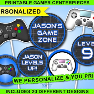 Puede incluir: Piezas centrales imprimibles con temática de juegos para una fiesta. Las piezas centrales presentan un esquema de color azul y negro con un diseño de mando de videojuego. El texto en las piezas centrales dice "Jason's Game Zone", "Jason Levels Up!" y "Level 9".