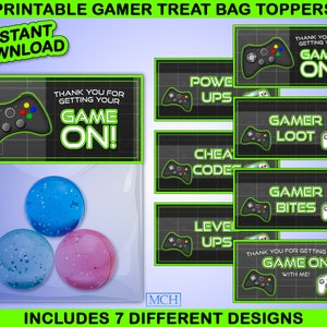 Puede incluir: Toppers para bolsas de golosinas de jugadores imprimibles con siete diseños diferentes. Los diseños presentan un mando de videojuegos verde y negro con el texto "Game On!" y otras frases con temática de videojuegos como "Power Ups", "Gamer Loot", "Cheat Codes", "Gamer Bites" y "Level Ups".