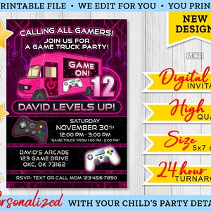 Op de afbeelding: Een roze en zwarte gametruck-partyuitnodiging voor een 12-jarige. De uitnodiging toont een roze gametruck met een videogamecontroller aan de zijkant. De tekst op de uitnodiging luidt "Calling all gamers! Join us for a game truck party!" en "David levels up!" De uitnodiging bevat ook de datum, tijd en locatie van het feest.