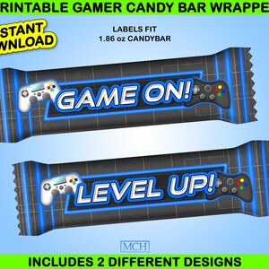 Könnte beinhalten: Zwei bedruckbare Schokoladenriegelverpackungen mit einem Gamer-Thema. Die Verpackungen sind schwarz mit blauen Neon-Akzenten und zeigen eine Grafik einer Videospielkonsole. Der Text auf den Verpackungen lautet "Game On!" und "Level Up!"