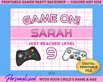 Può includere: Uno sfondo digitale stampabile rosa e bianco per una festa di videogiochi. Lo sfondo presenta il testo "GAME ON!" in rosa con un contorno nero, il nome "SARAH" in rosa con un contorno nero, e il testo "JUST REACHED LEVEL 9". Lo sfondo presenta anche due controller per videogiochi, uno nero e uno bianco, e un sigillo dorato con il testo "DIGITAL PRINTABLE FILE".