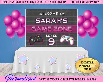 Può includere: Uno sfondo per feste di gioco stampabile con un design nero e rosa. Lo sfondo presenta il testo "Benvenuti nella zona di gioco di Sarah Livello 9" con un controller di gioco rosa e nero su ogni lato. Lo sfondo è visualizzato su un tavolo con palloncini rosa e un adesivo dorato a forma di stella che dice "File digitale stampabile".
