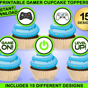 Op de afbeelding: Printbare cupcake-toppers met 15 verschillende ontwerpen met een gamer-thema. De ontwerpen omvatten een gamecontroller, een aan/uit-knop, de tekst "Game On!" en "Level Up!"
