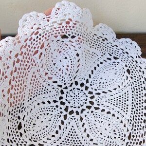 Vintage hand crochet doily Round lace table mat Centerpiece Table decor Farmhouse Country decor Shabby Chic cotton white doilies Retro gift