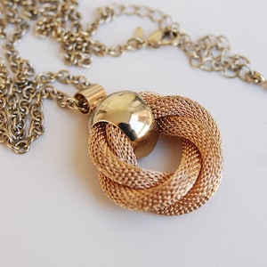 Vintage Avon signed pendant necklace, Twisted Gold Mesh Rope Circle pendant on a chain, Gold Mesh jewelry, Retro/ Fashion of 1960- 70s