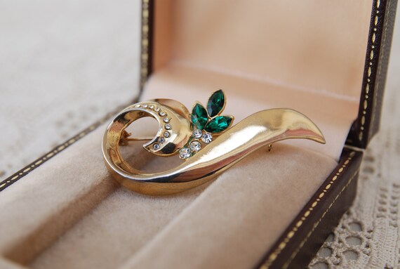 Vintage Gold tone Curl brooch with Emerald Green … - image 2