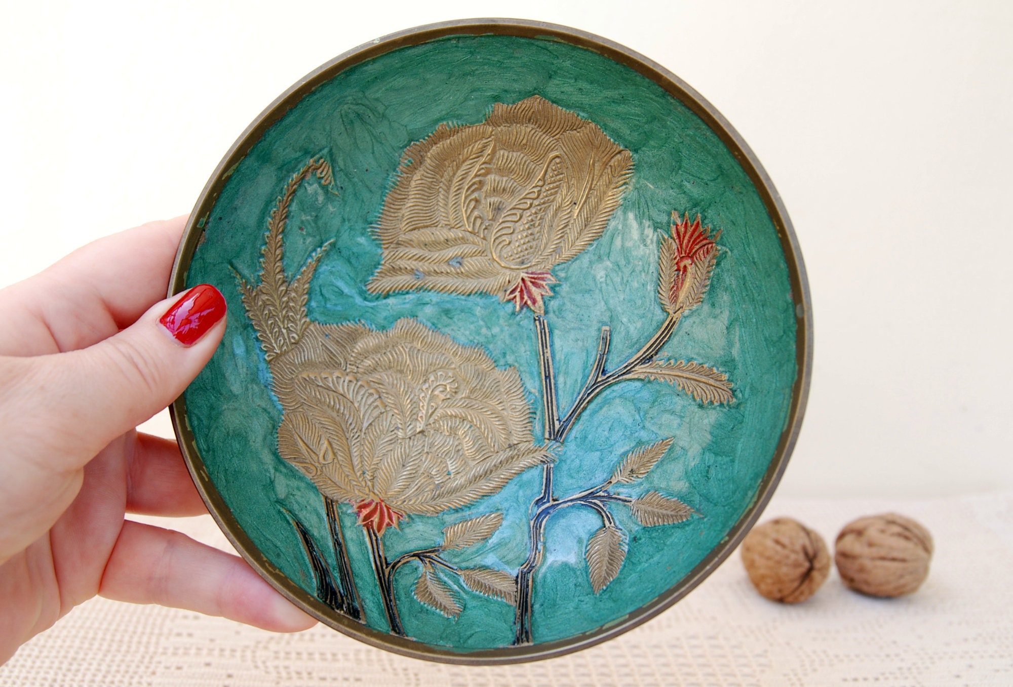 ヴィンテージ真鍮ボウル：エンボス加工された花、パールグリーンの