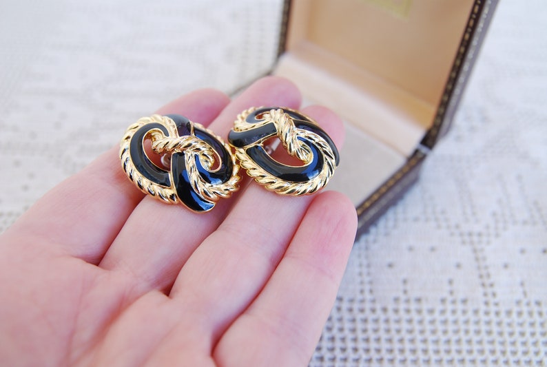 Vintage Trifari signed Black enamel pierced earrings, Infinity & Gold Rope design stud earrings, Marine style / Nautical costume jewelry image 8