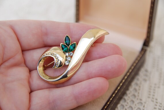 Vintage Gold tone Curl brooch with Emerald Green … - image 3