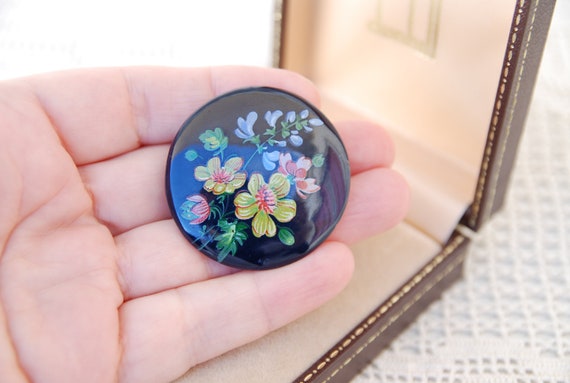 Vintage 70's Clay ceramic round brooch with hand … - image 5