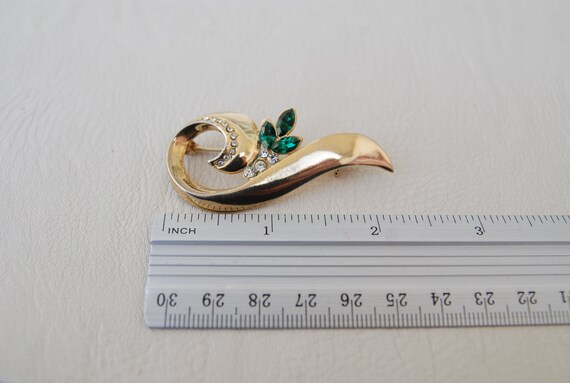 Vintage Gold tone Curl brooch with Emerald Green … - image 10