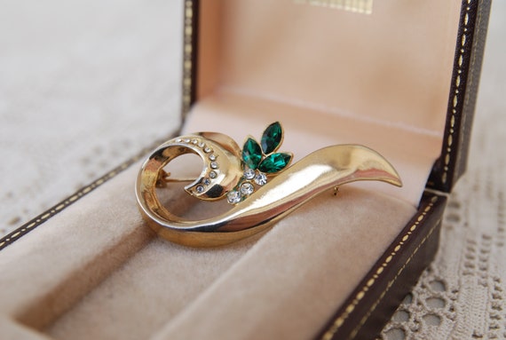 Vintage Gold tone Curl brooch with Emerald Green … - image 1