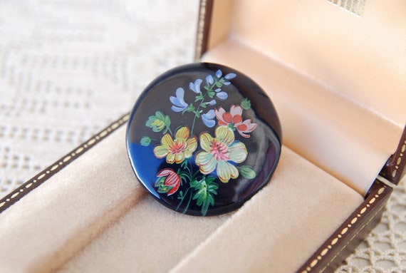 Vintage 70's Clay ceramic round brooch with hand … - image 2