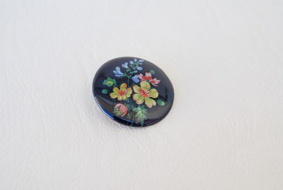 Vintage 70's Clay ceramic round brooch with hand … - image 8
