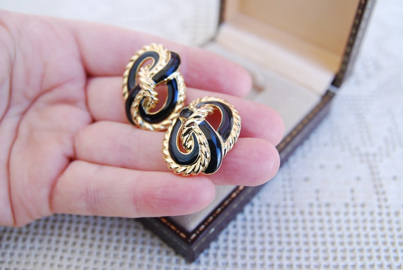 Vintage Trifari signed Black enamel pierced earrings, Infinity & Gold Rope design stud earrings, Marine style / Nautical costume jewelry image 9