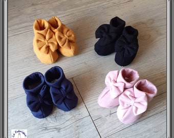 Baby girl's knot booties from birth